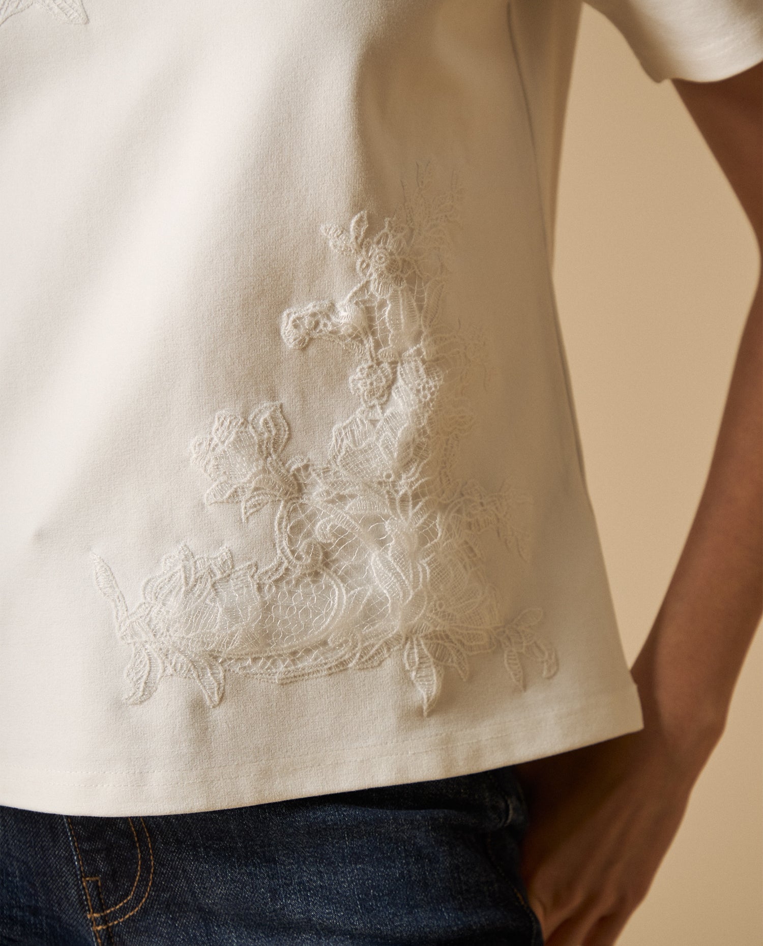 Camiseta con bordado floral manga corta - Crudo