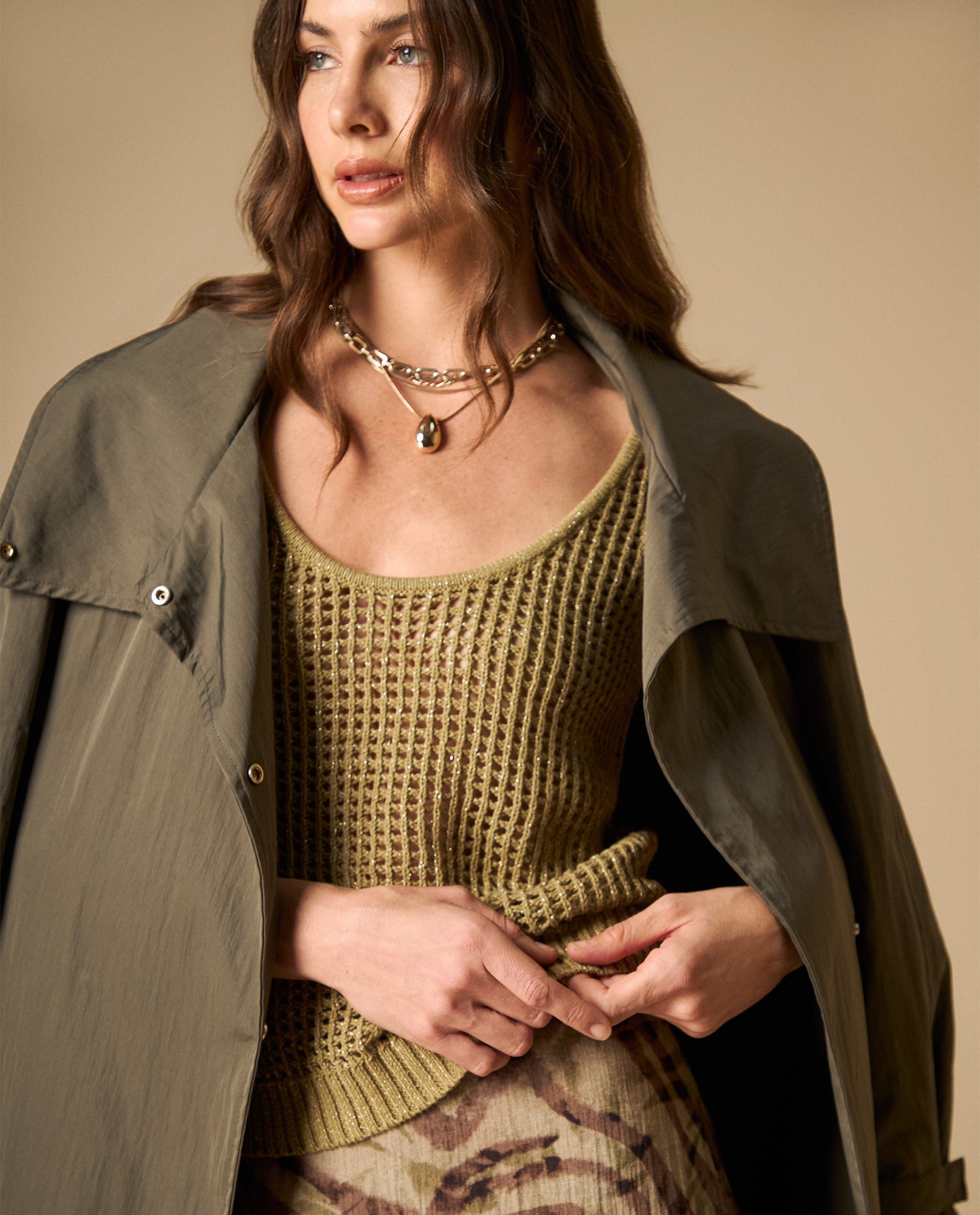 Camiseta tejida off shoulder con detalles de brillo - Verde 34_601H220_VER170230_0