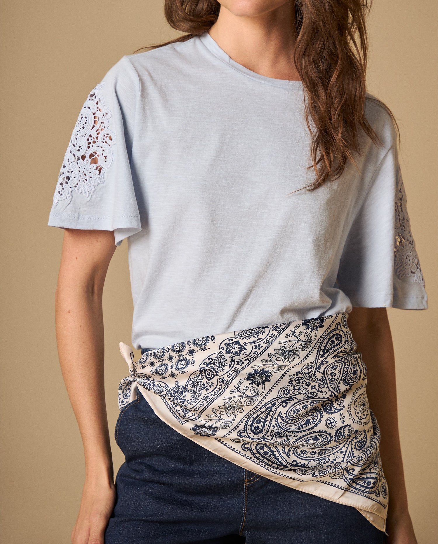Camiseta manga corta con bordado en mangas - Azul