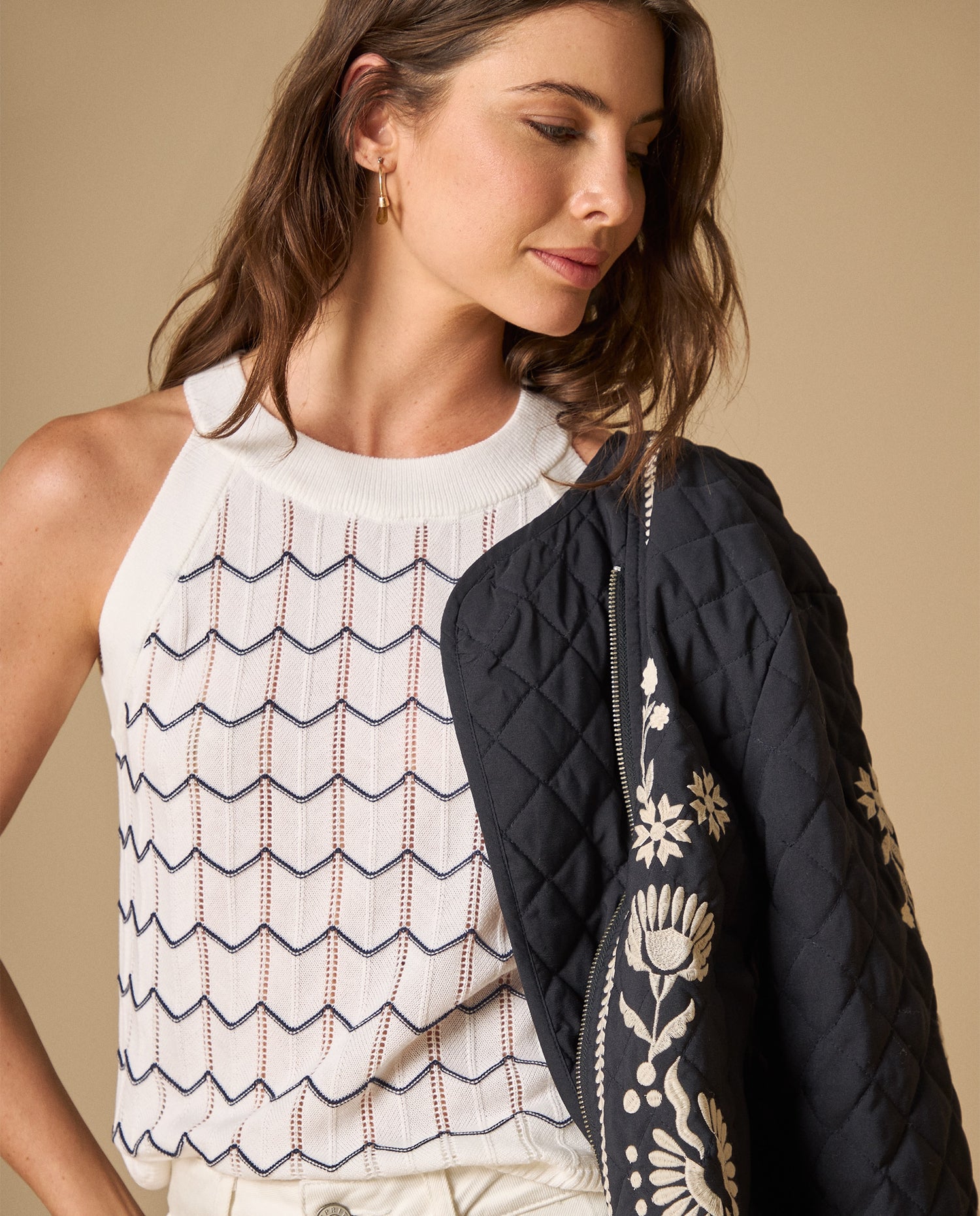 Camiseta tejida cuello halter off shoulder - Crudo