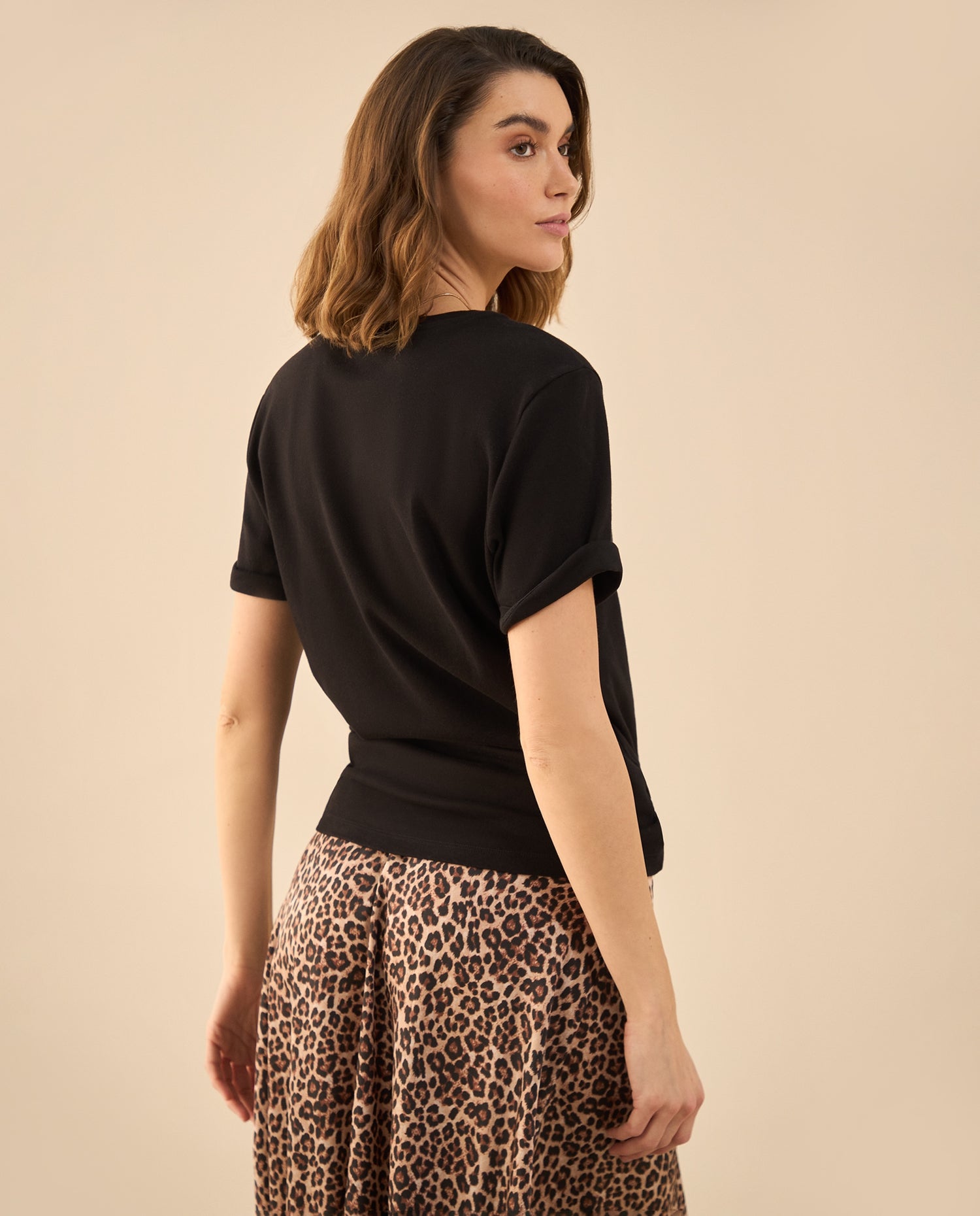Camiseta con apliques en frente para mujer - Negro