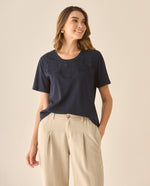 Camiseta con detalles desagujados y bordados en frente para mujer - Azul
