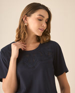 Camiseta con detalles desagujados y bordados en frente para mujer - Azul