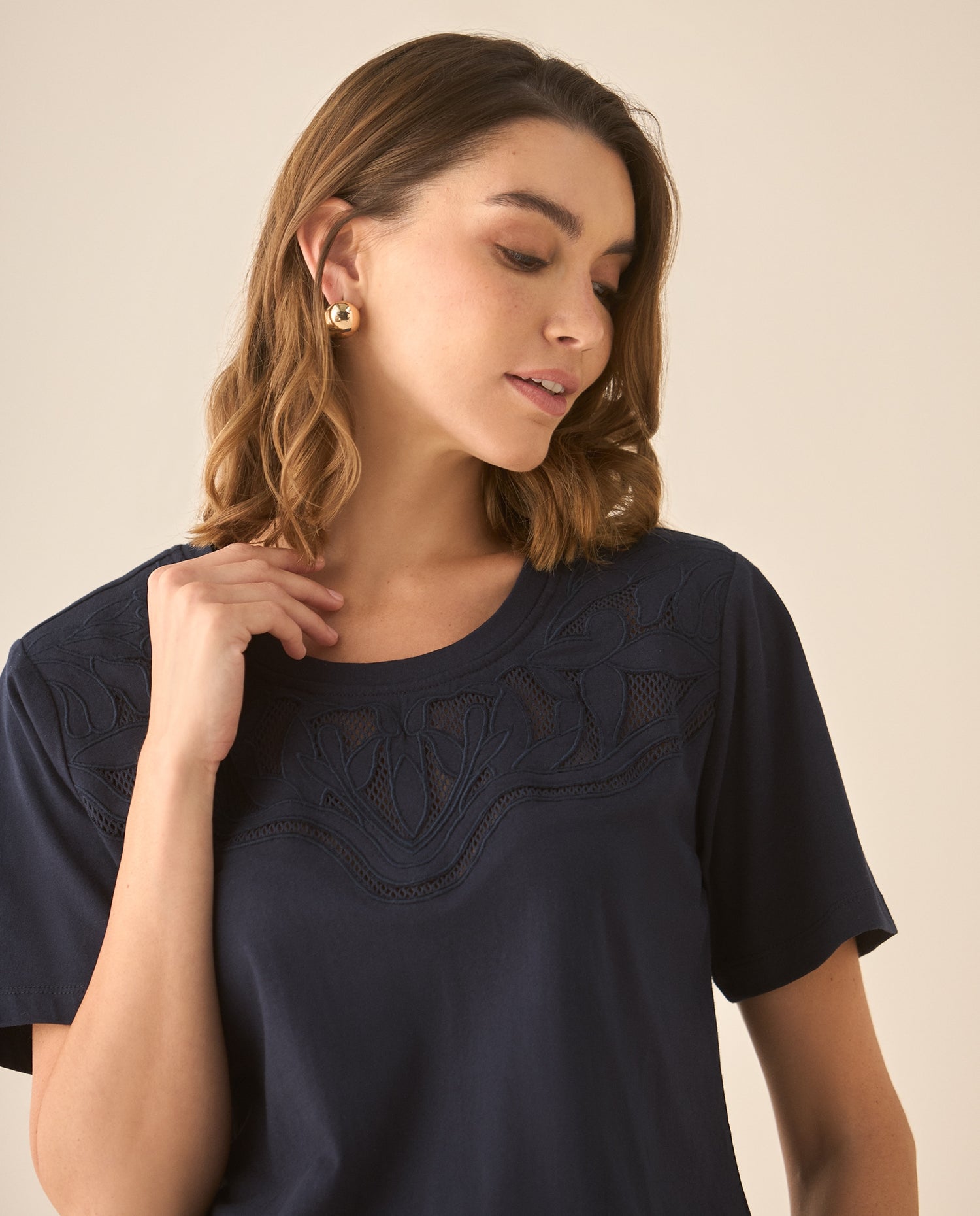 Camiseta con detalles desagujados y bordados en frente para mujer - Azul