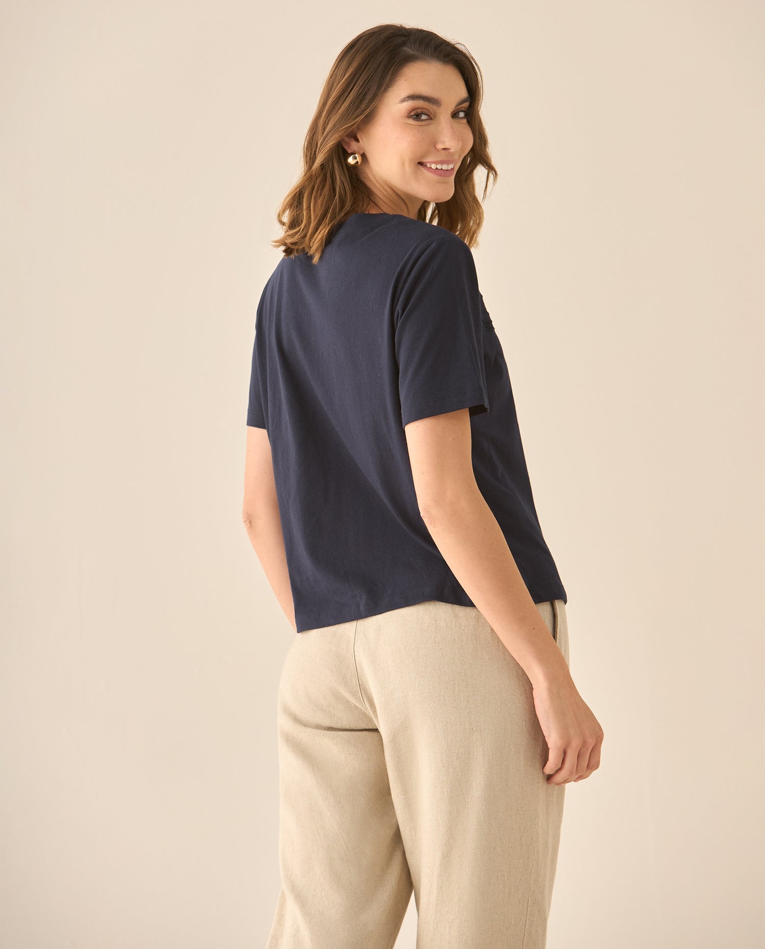 Camiseta con detalles desagujados y bordados en frente para mujer - Azul