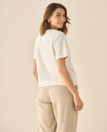 Camiseta con detalles desagujados y bordados en frente para mujer - Crudo