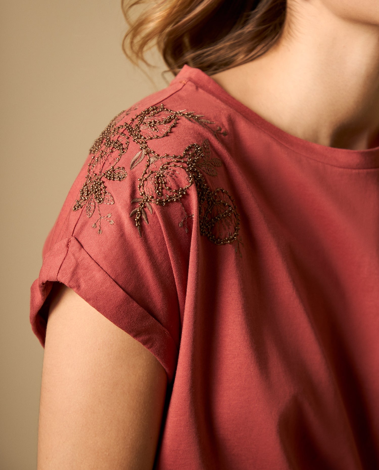 Camiseta manga corta con bordado en hombros - Rojo