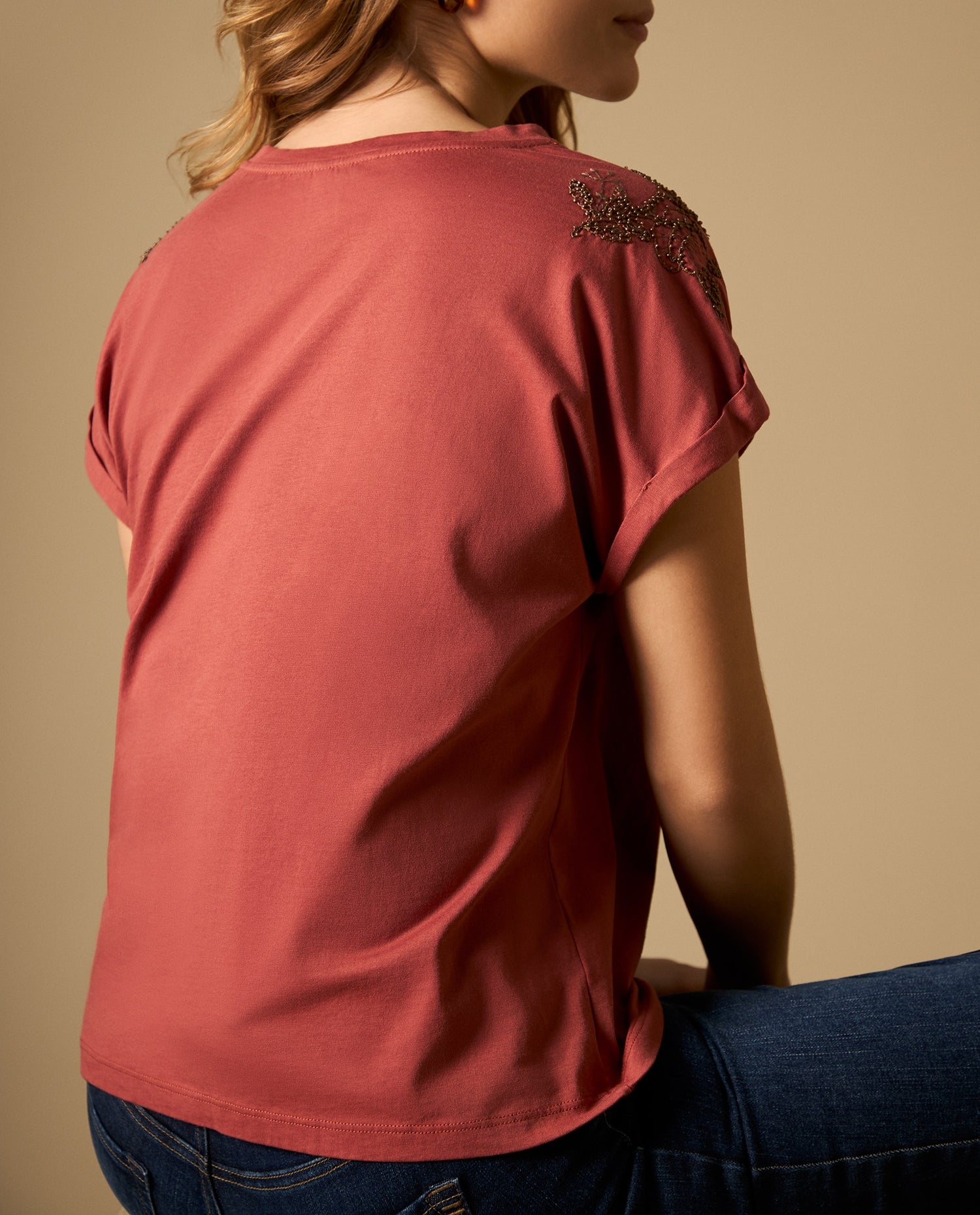 Camiseta manga corta con bordado en hombros - Rojo