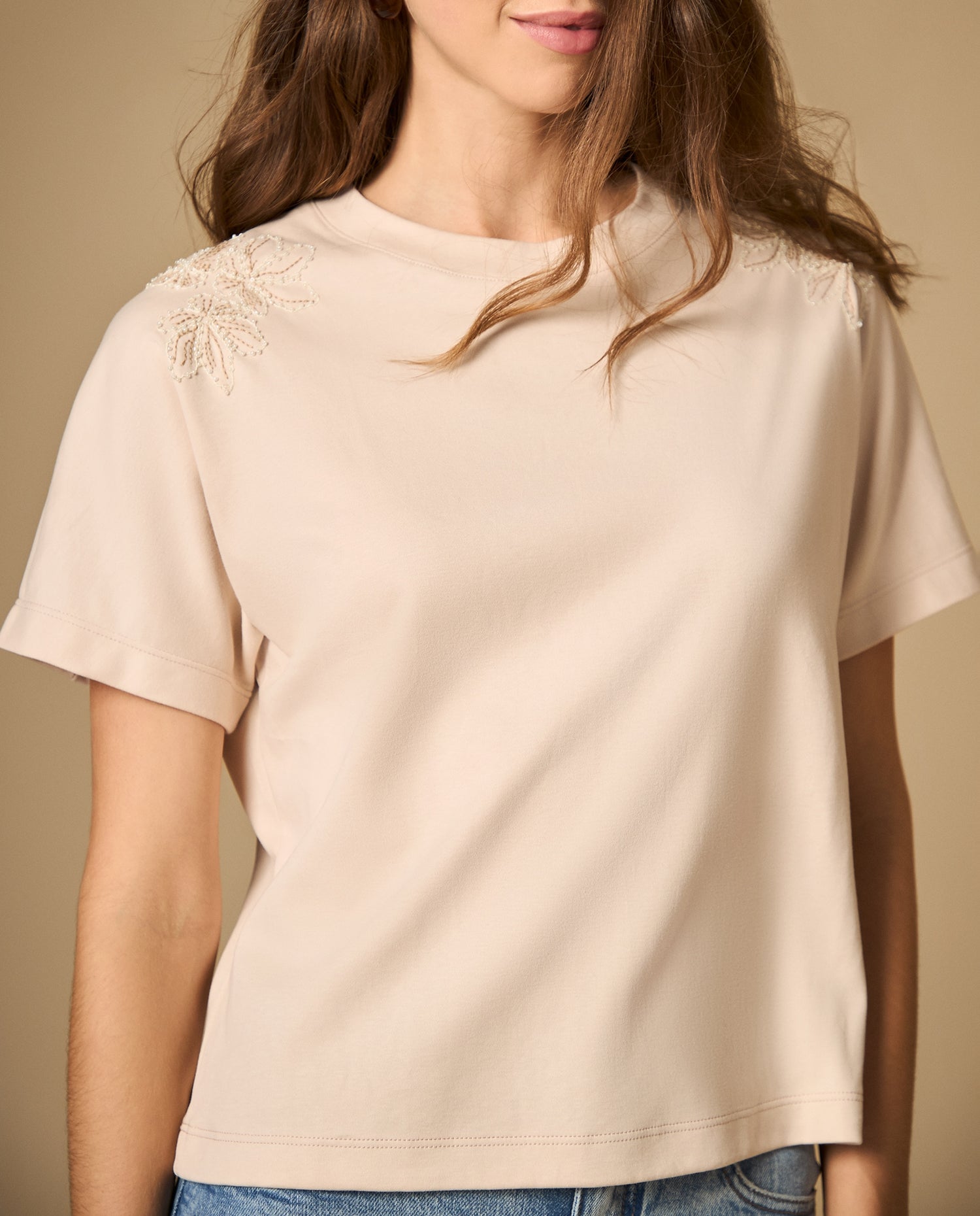 Camiseta manga corta con bordado floral - Crudo