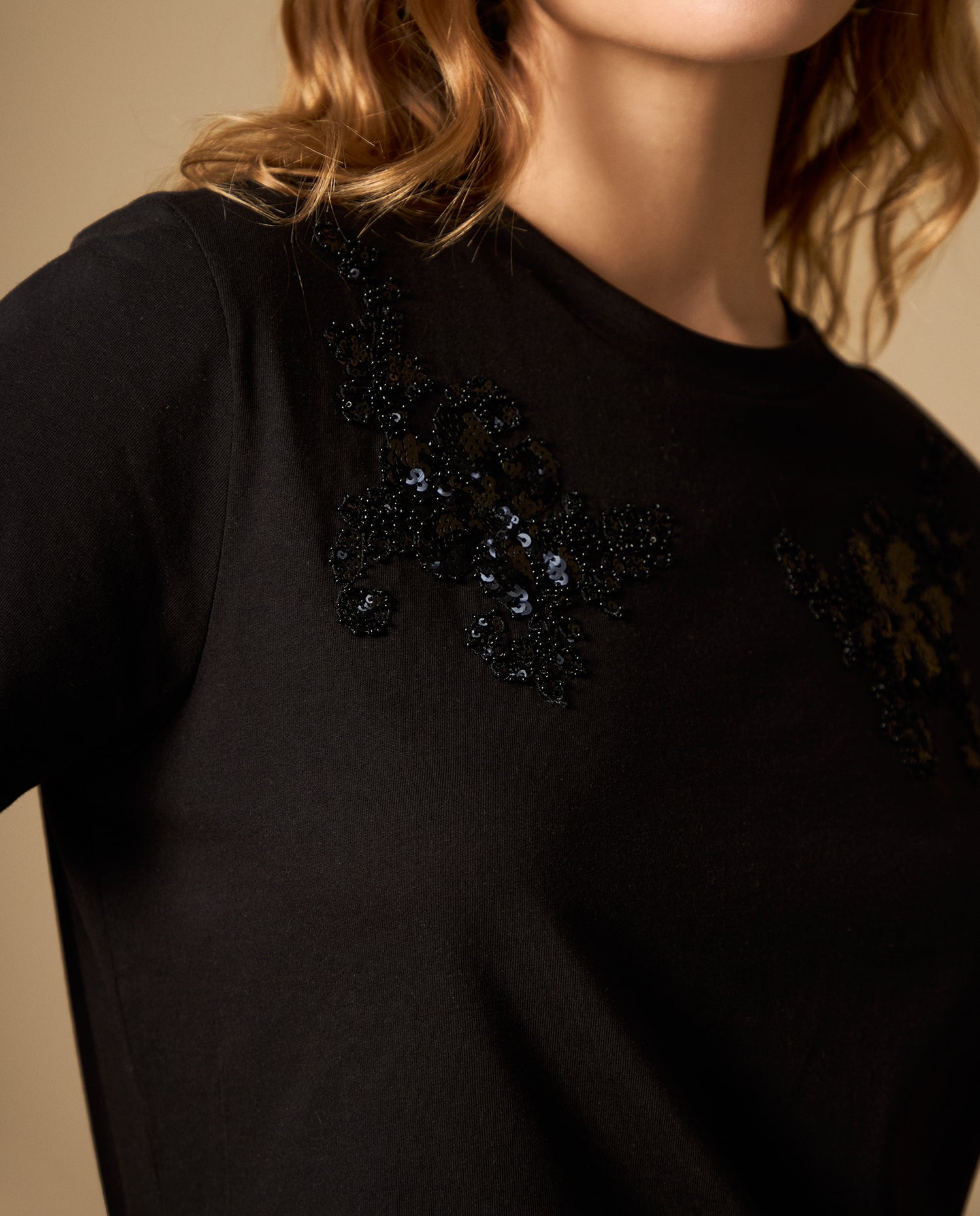 Camiseta manga corta con bordado floral - Negro