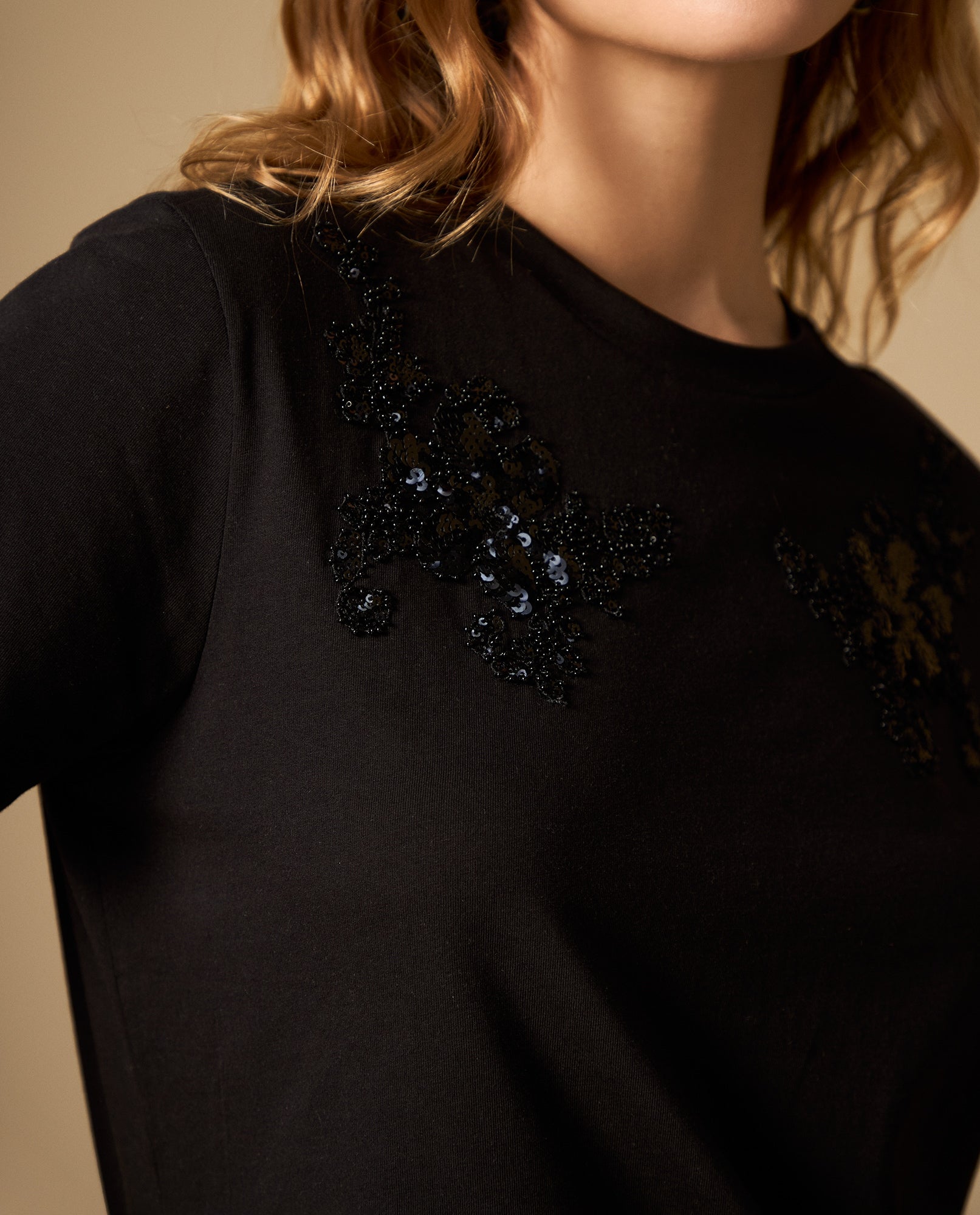 Camiseta manga corta con bordado floral - Negro 34_602H023_NEG190303_3