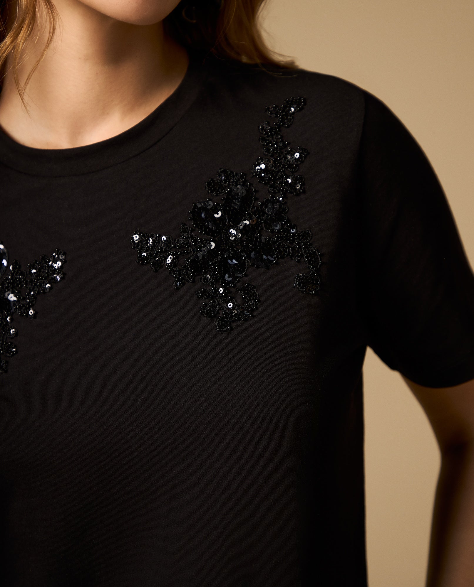 Camiseta manga corta con bordado floral - Negro 34_602H023_NEG190303_4