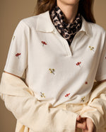 Polo tejida con bordado floral y cuello en V - Crudo