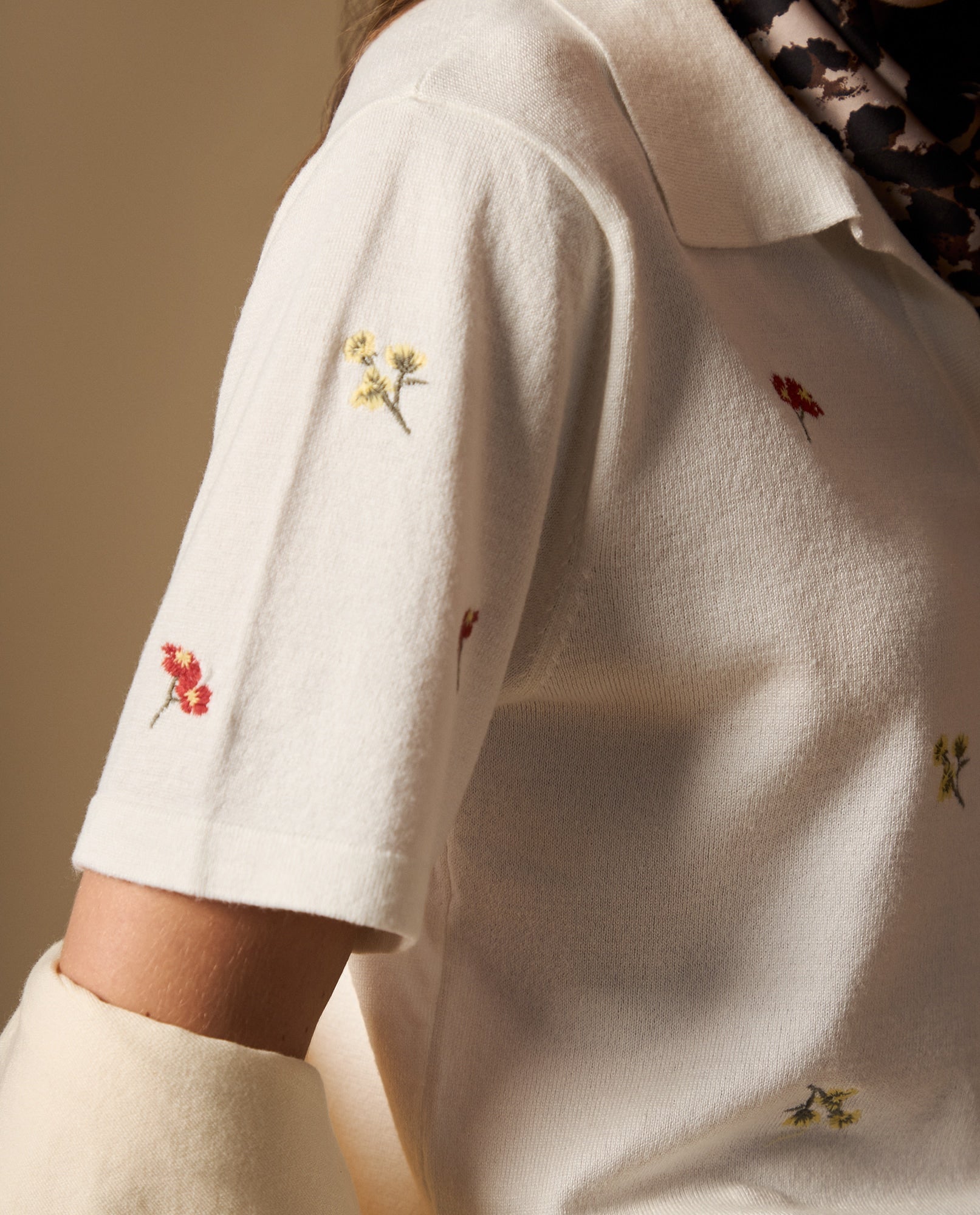 Polo tejida con bordado floral y cuello en V - Crudo 34_602H201_CRU111001_3