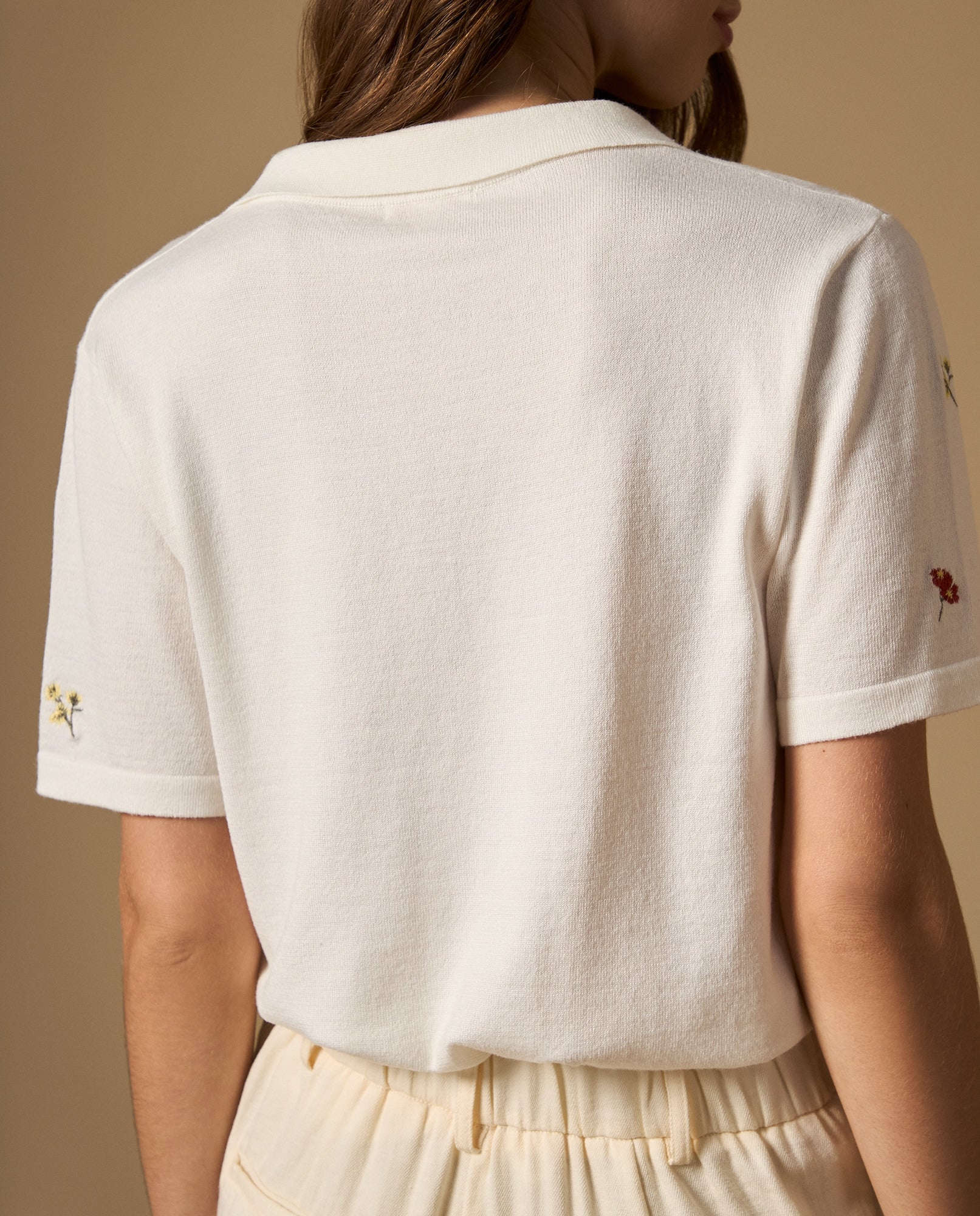Polo tejida con bordado floral y cuello en V - Crudo 34_602H201_CRU111001_4