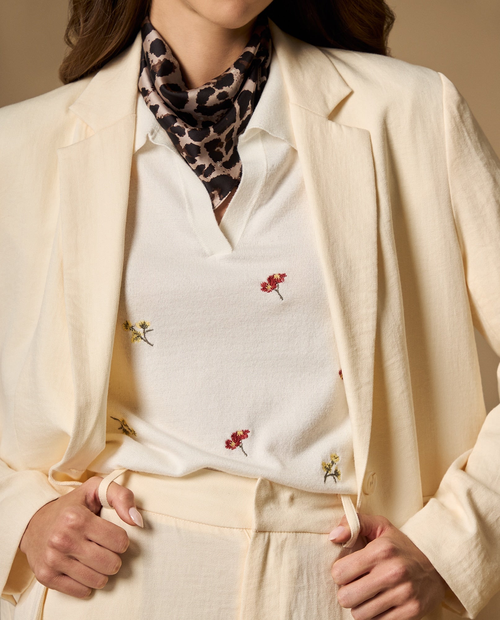 Polo tejida con bordado floral y cuello en V - Crudo 34_602H201_CRU111001_5