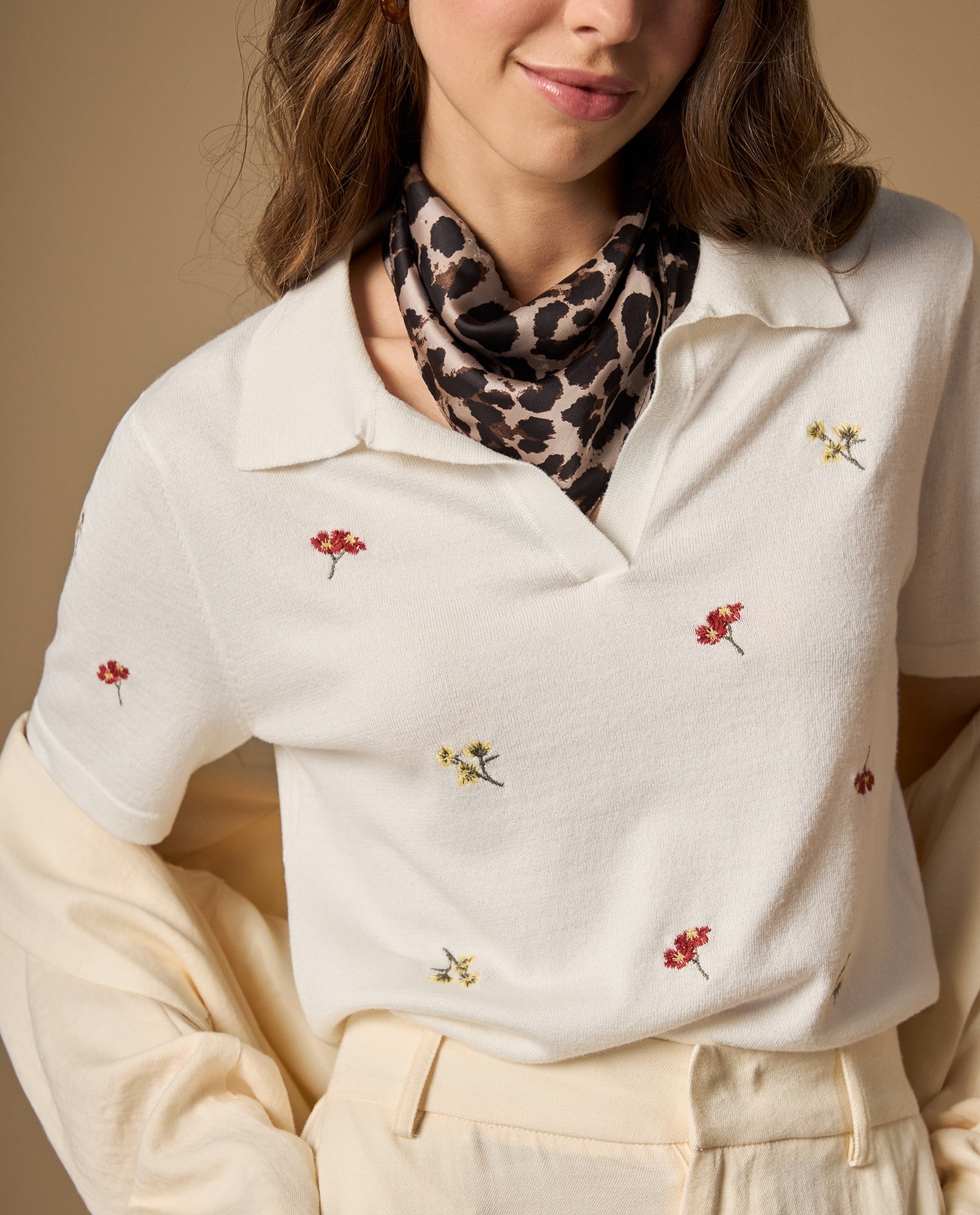 Polo tejida con bordado floral y cuello en V - Crudo 34_602H201_CRU111001_6