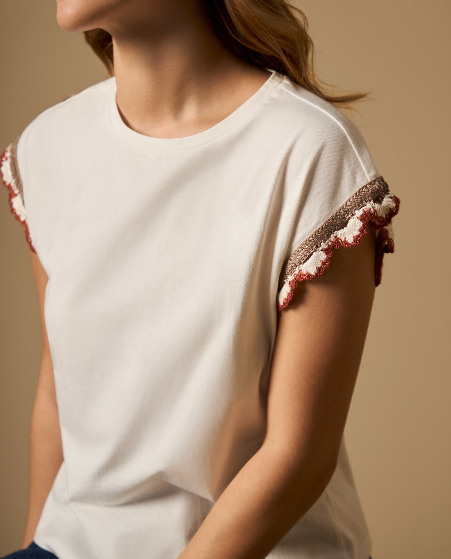 Camiseta manga corta con detalle tejido en bordes - Crudo