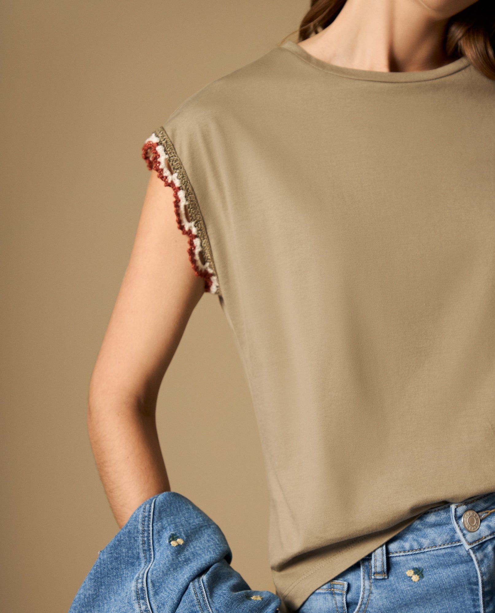 Camiseta manga corta con detalle tejido en bordes - Verde 34_602H202_VER170230_4