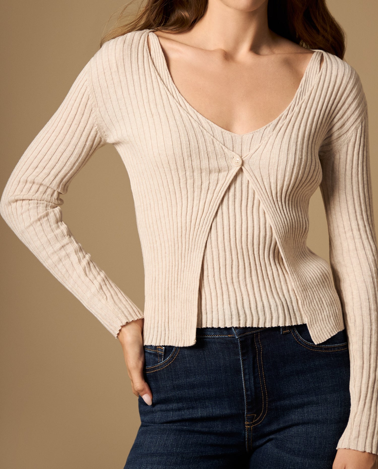 Camiseta tejida manga larga con escote en V y detalle de botón - Beige