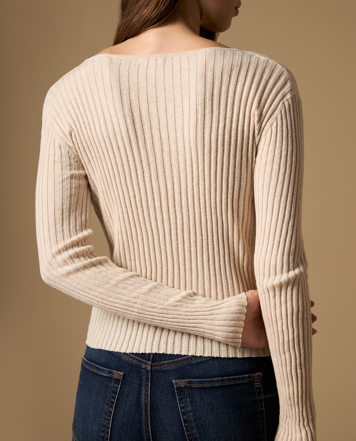 Camiseta tejida manga larga con escote en V y detalle de botón - Beige