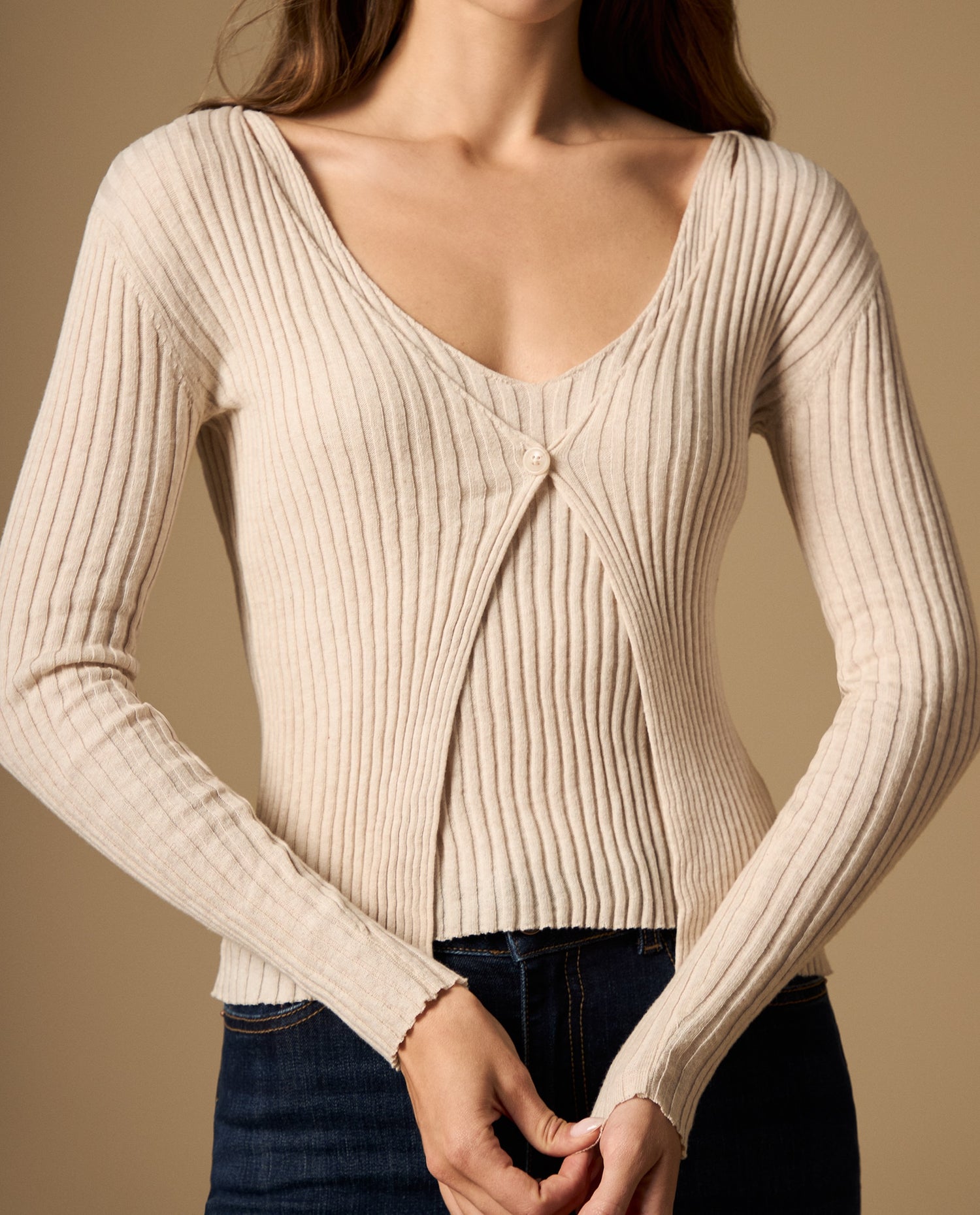 Camiseta tejida manga larga con escote en V y detalle de botón - Beige