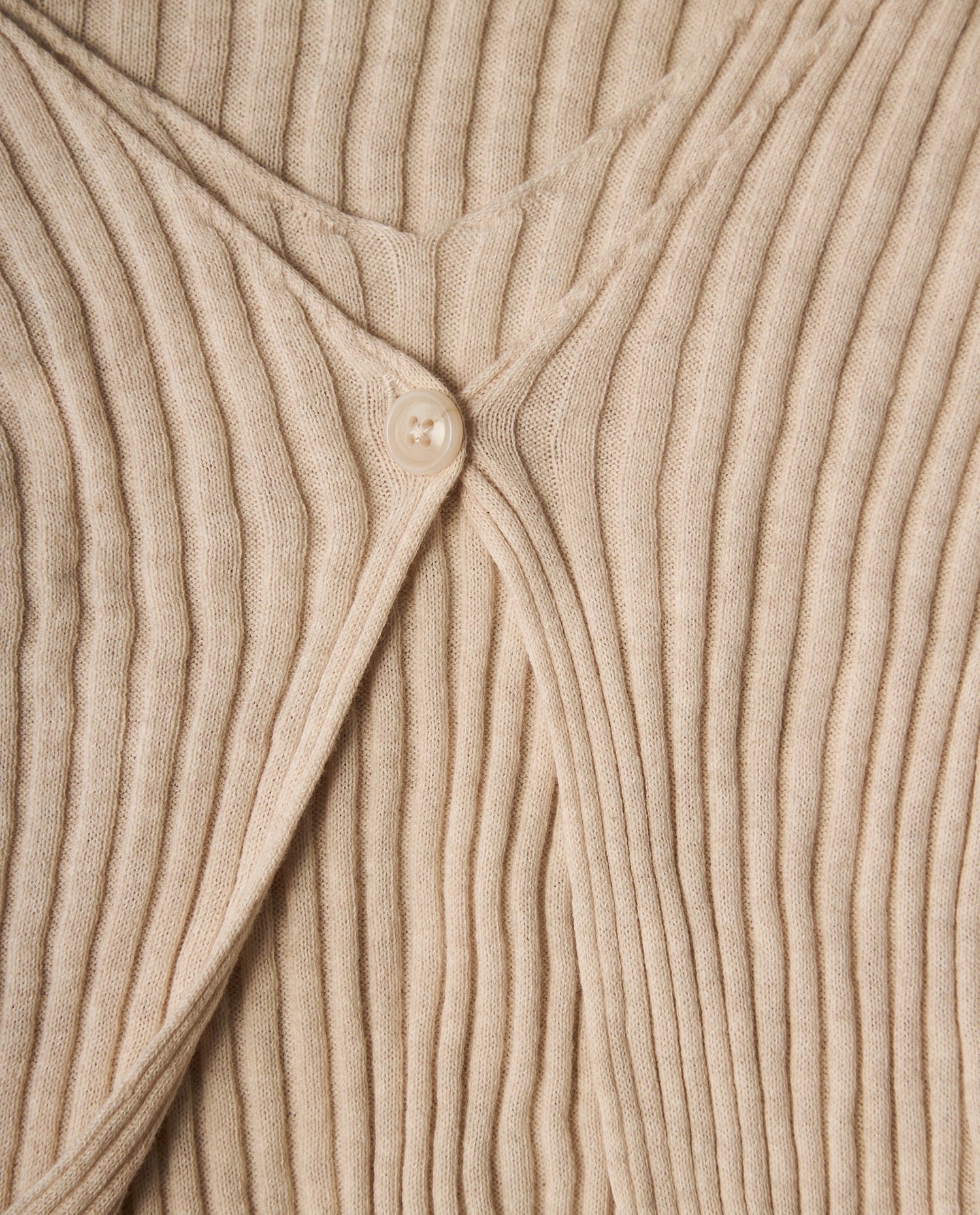 Camiseta tejida manga larga con escote en V y detalle de botón - Beige