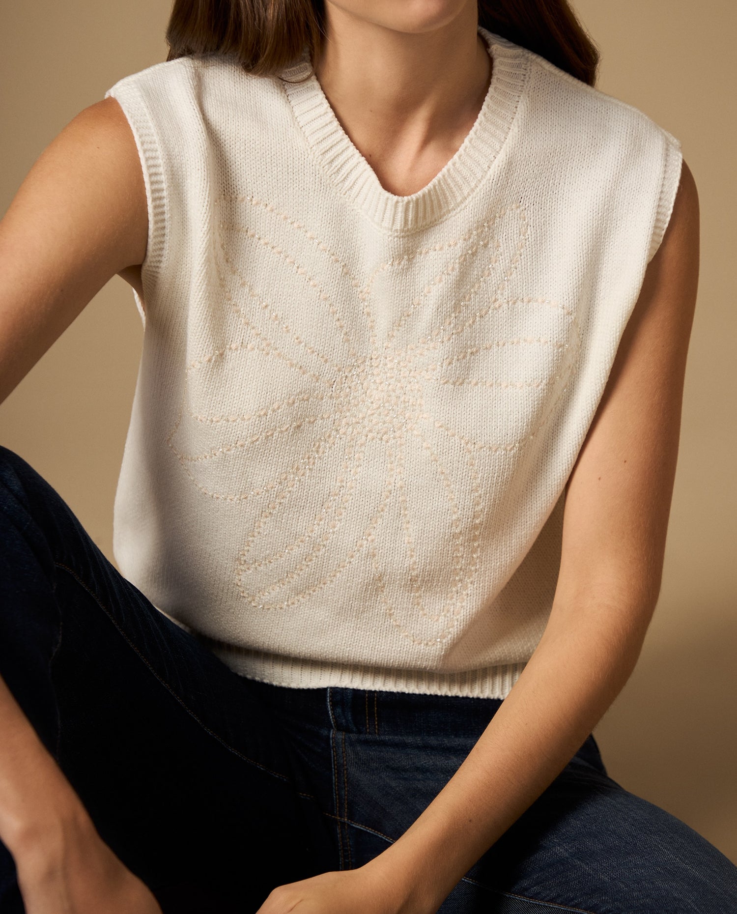 Camiseta manga sisa con diseño floral en relieve - Crudo