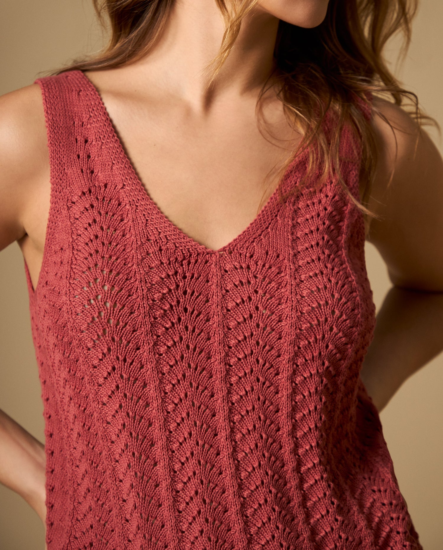Camiseta cuello V en punto con textura - Rojo