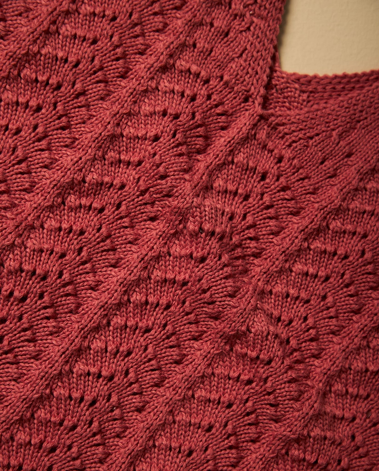 Camiseta cuello V en punto con textura - Rojo