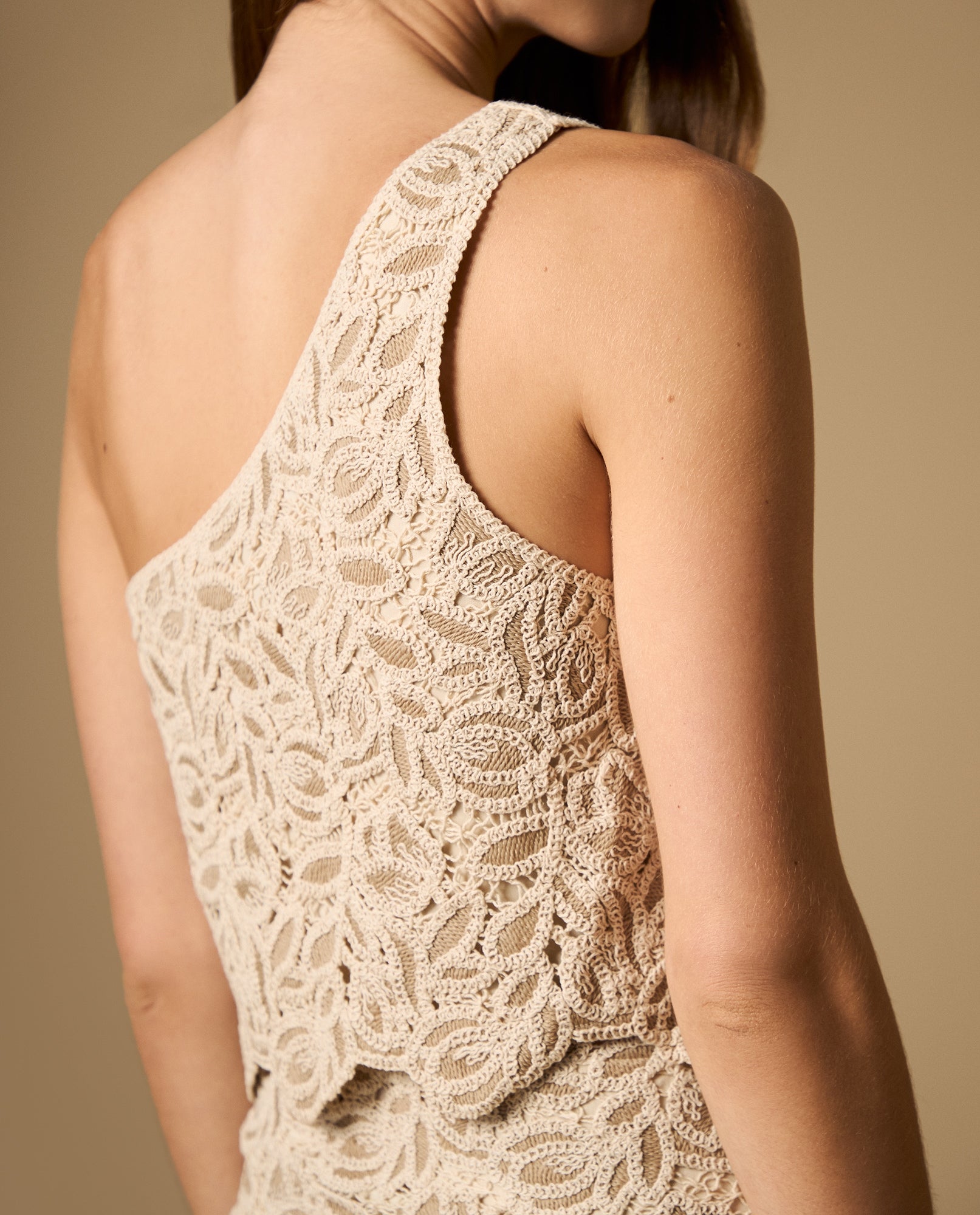 Crop top asimétrico de un solo hombro con bordado floral - Beige 34_602H210_BEI130607_5