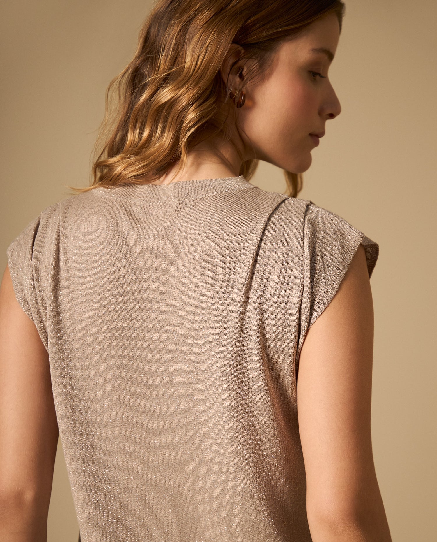 Camiseta manga sisa con brillo sutil - Beige