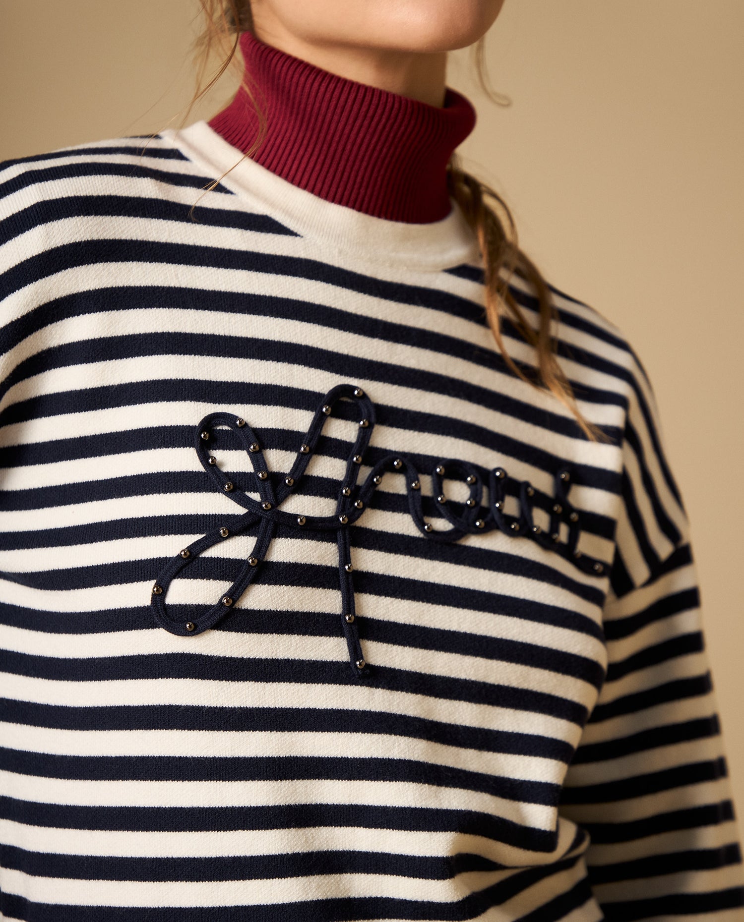 Camiseta manga larga a rayas con lettering bordado - Crudo