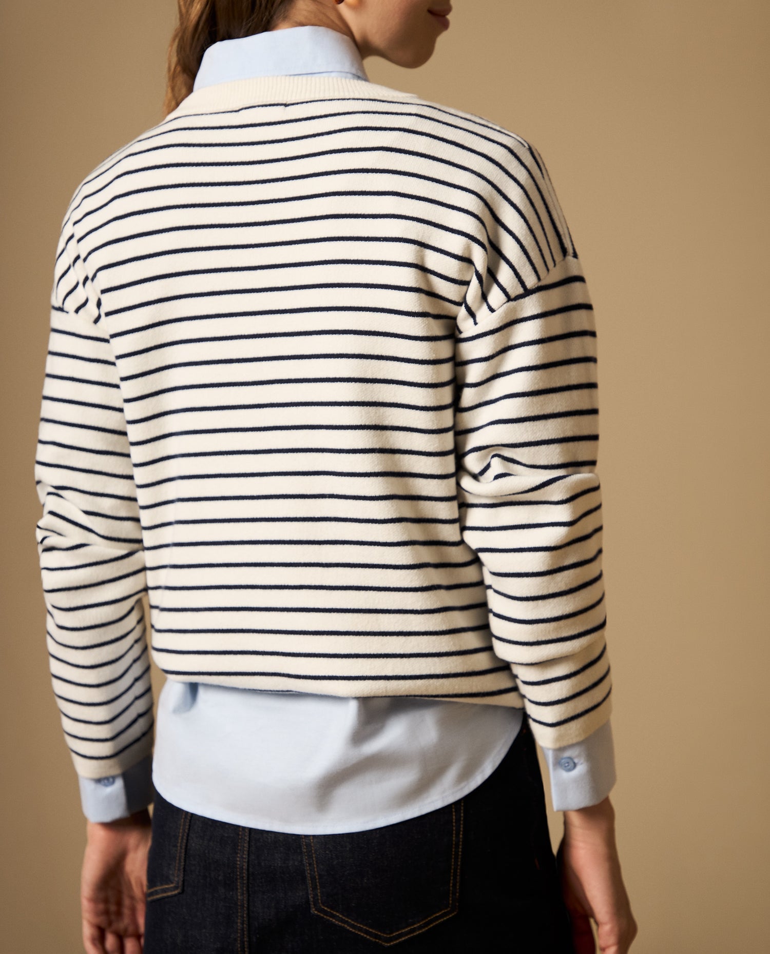 Camiseta de rayas con bordado en el pecho - Crudo