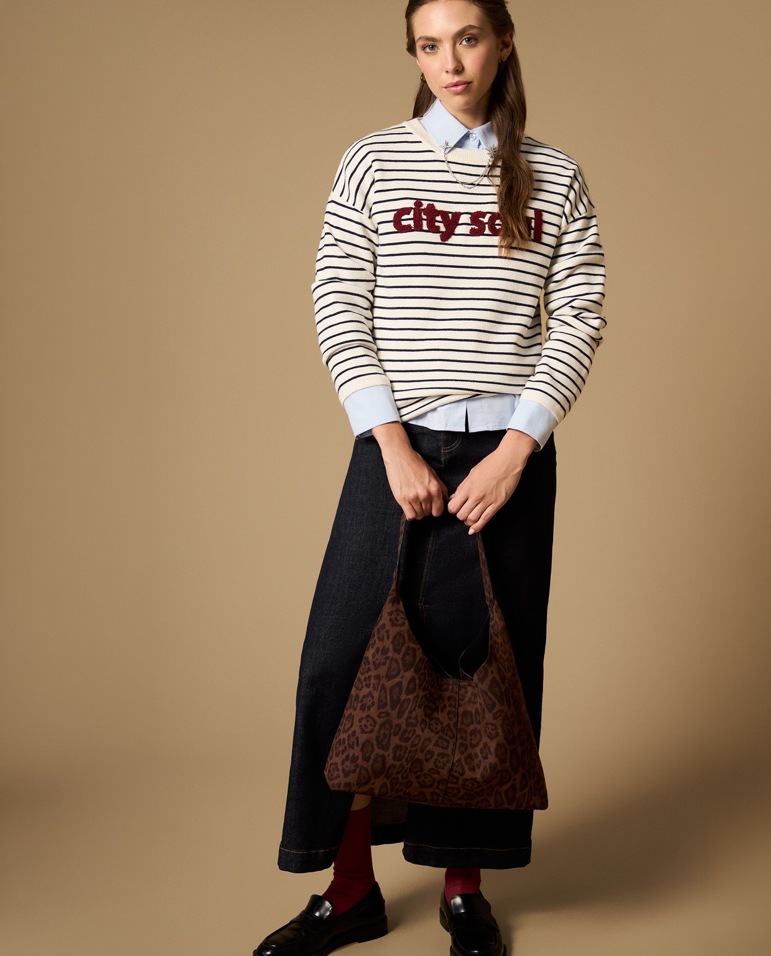 Camiseta de rayas con bordado en el pecho - Crudo