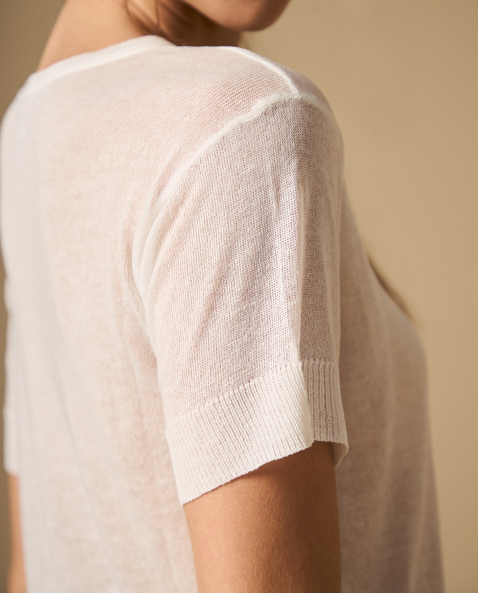 Camiseta de punto ligera con cuello en V - Crudo 34_602H222_CRU133801_4