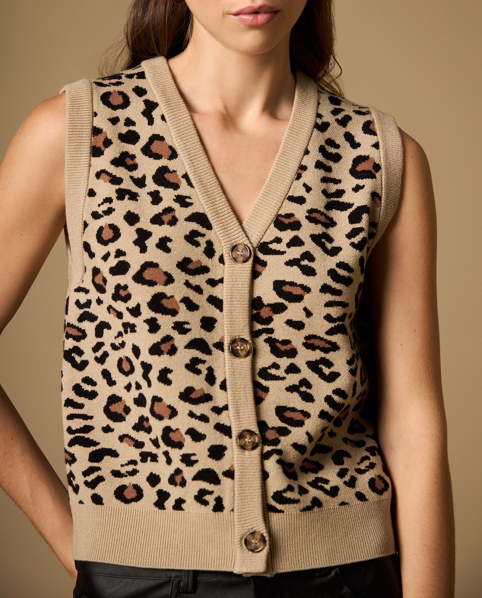 Camiseta tejida cuello en V con diseño animal print - Café 34_602H230_CAF171143_0