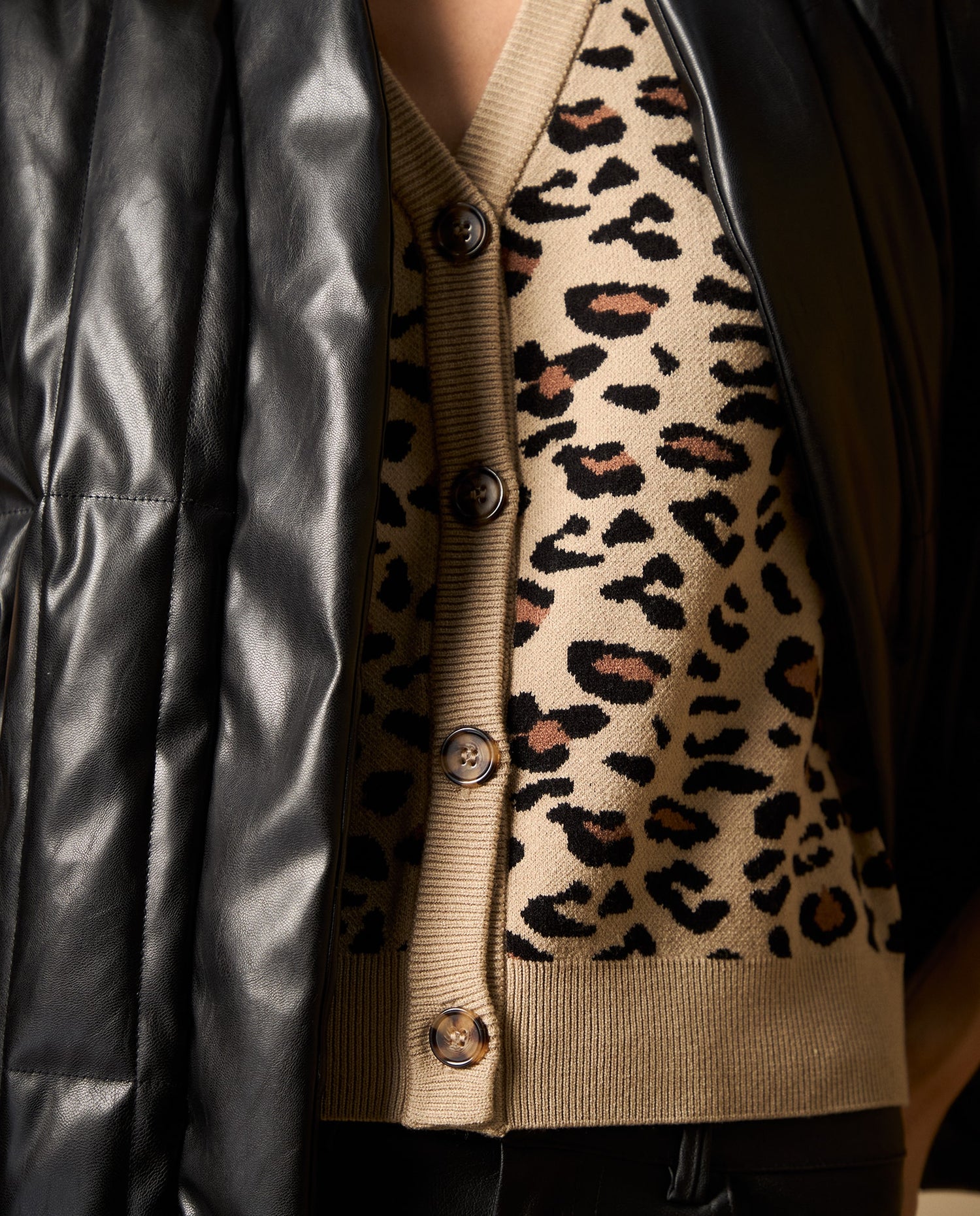 Camiseta tejida cuello en V con diseño animal print - Café