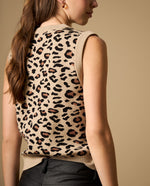 Camiseta tejida cuello en V con diseño animal print - Café