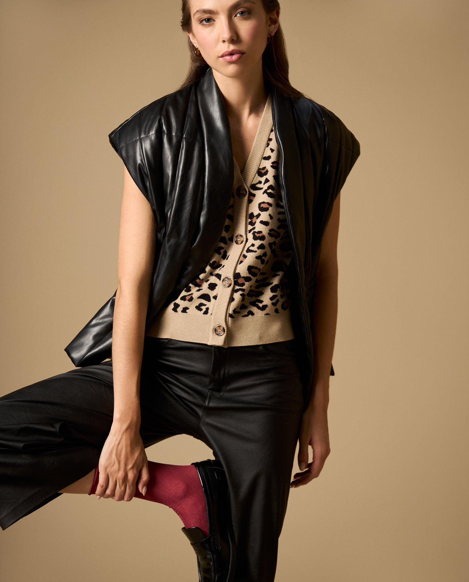 Camiseta tejida cuello en V con diseño animal print - Café