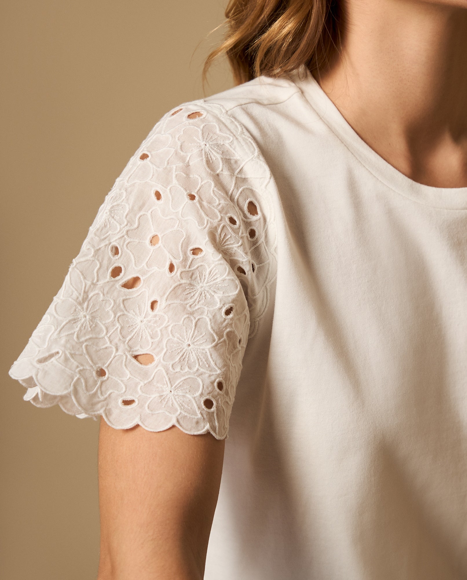 Camiseta con mangas bordadas y detalle en bordes - Crudo 34_602H231_CRU110604_3
