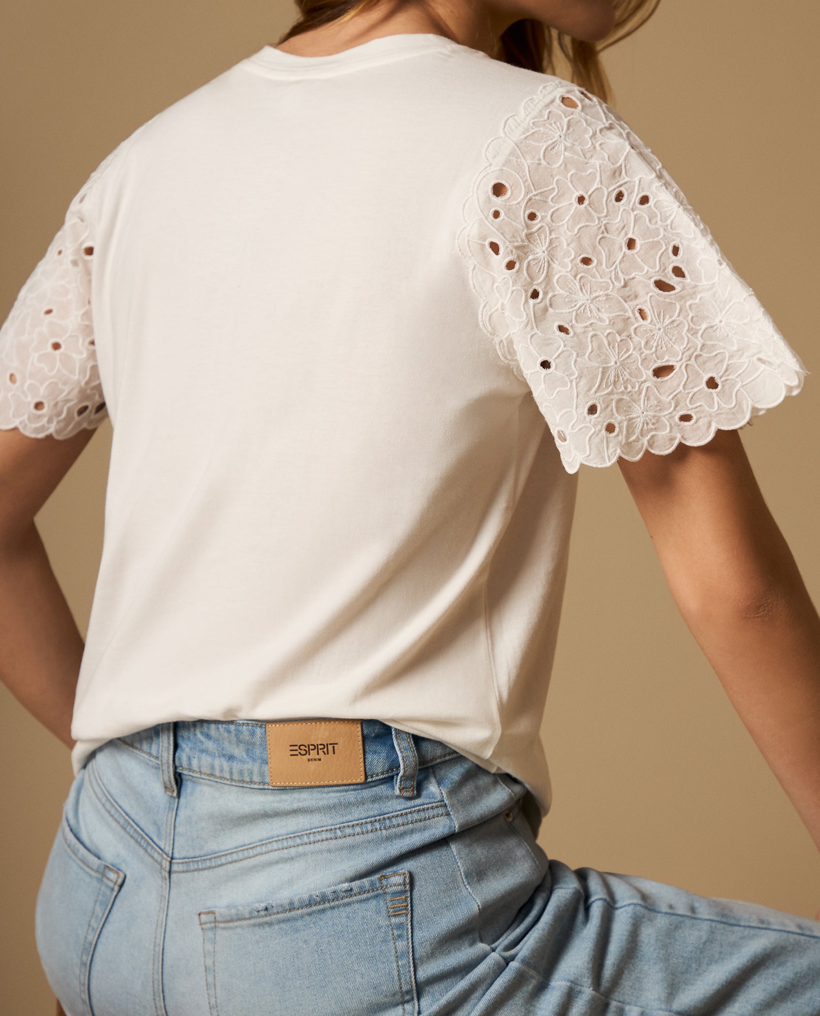 Camiseta con mangas bordadas y detalle en bordes - Crudo 34_602H231_CRU110604_4