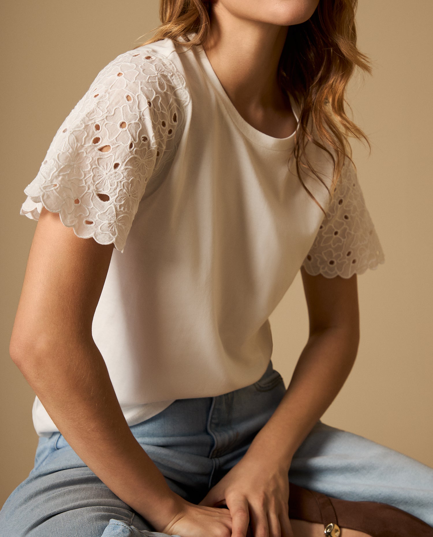 Camiseta con mangas bordadas y detalle en bordes - Crudo