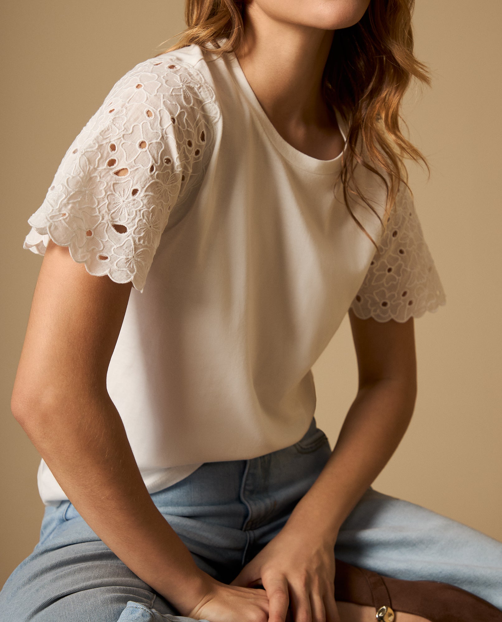 Camiseta con mangas bordadas y detalle en bordes - Crudo 34_602H231_CRU110604_5