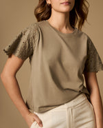 Camiseta con mangas bordadas y detalle en bordes - Verde