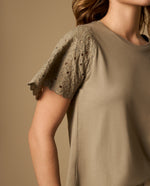 Camiseta con mangas bordadas y detalle en bordes - Verde