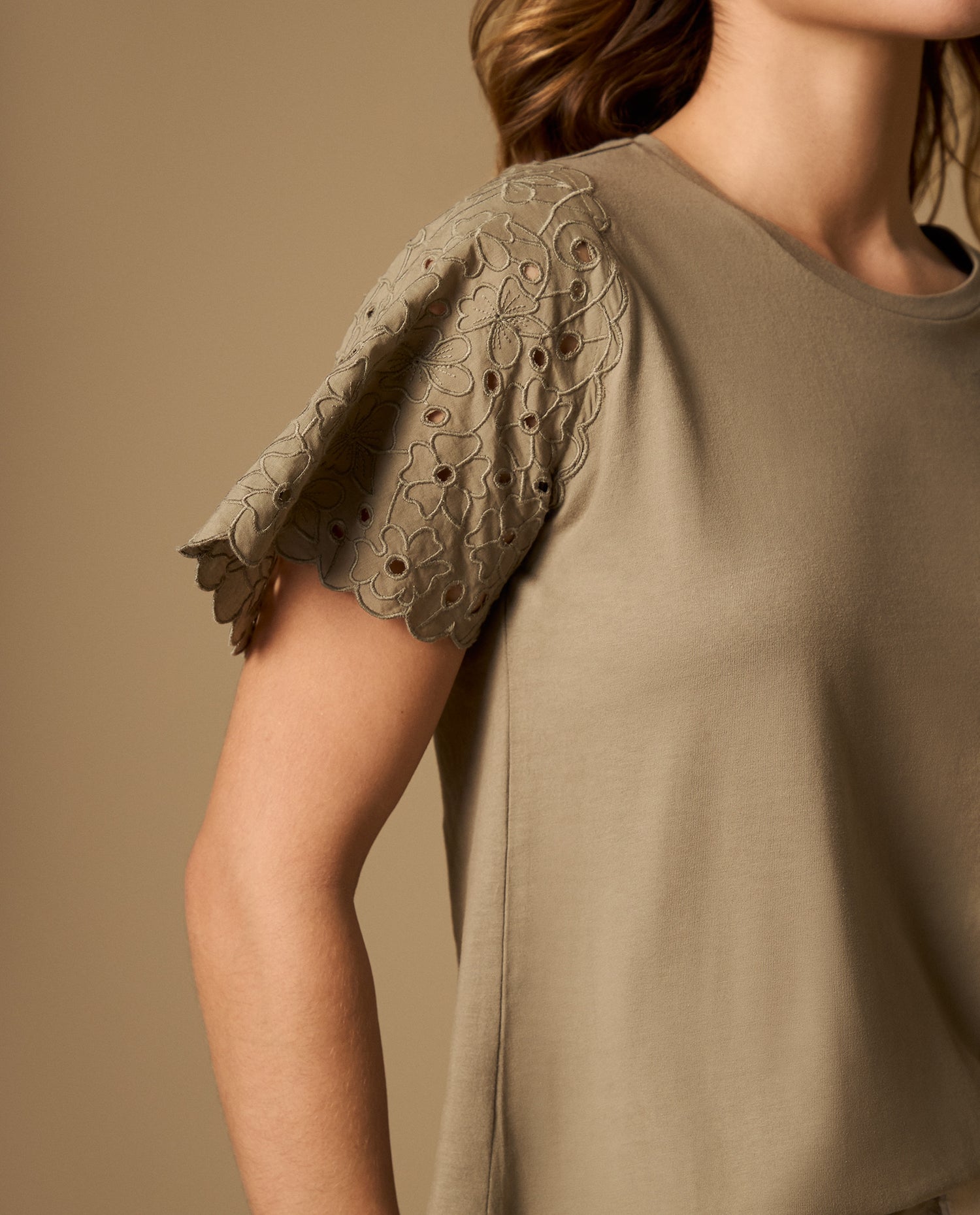 Camiseta con mangas bordadas y detalle en bordes - Verde