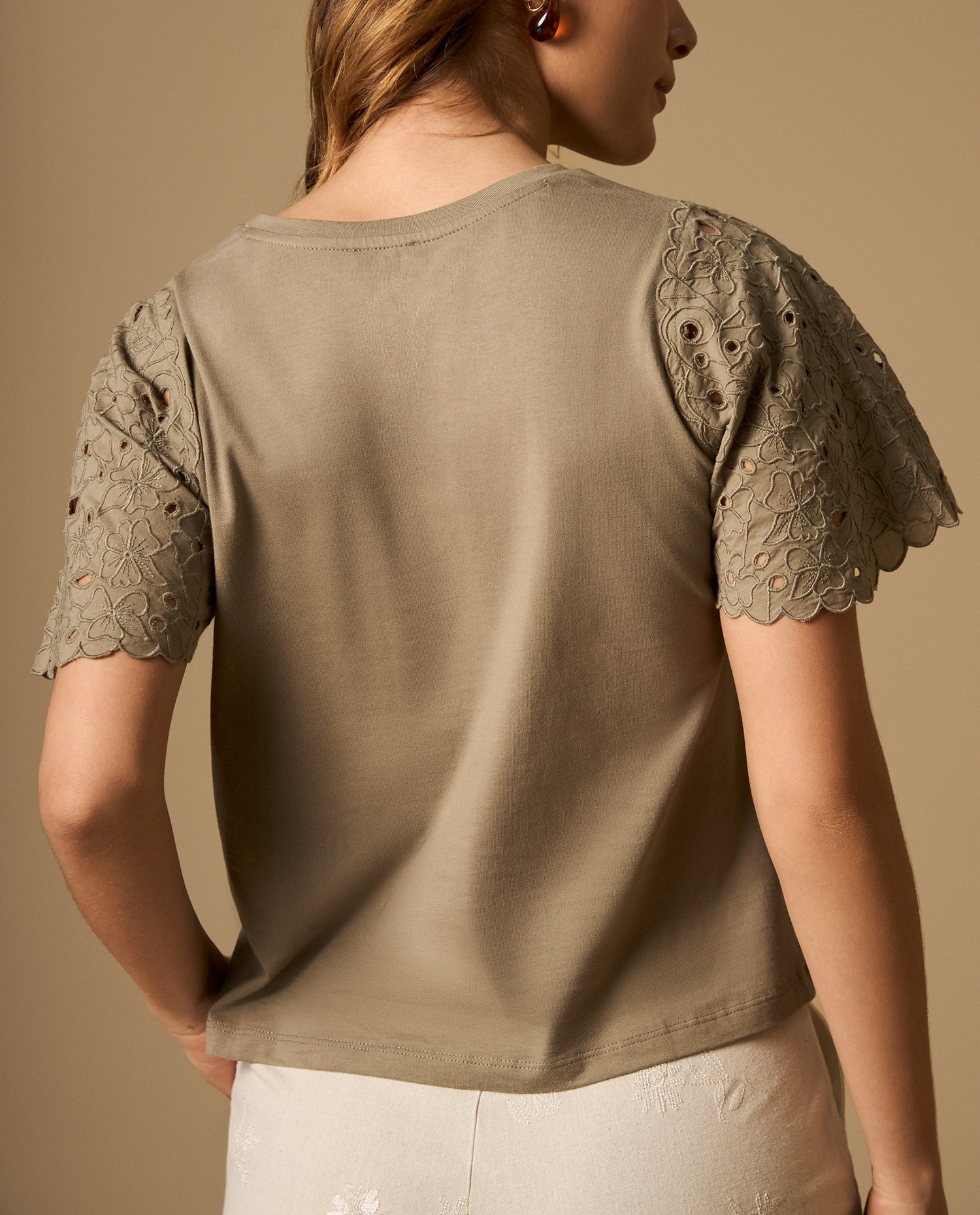 Camiseta con mangas bordadas y detalle en bordes - Verde