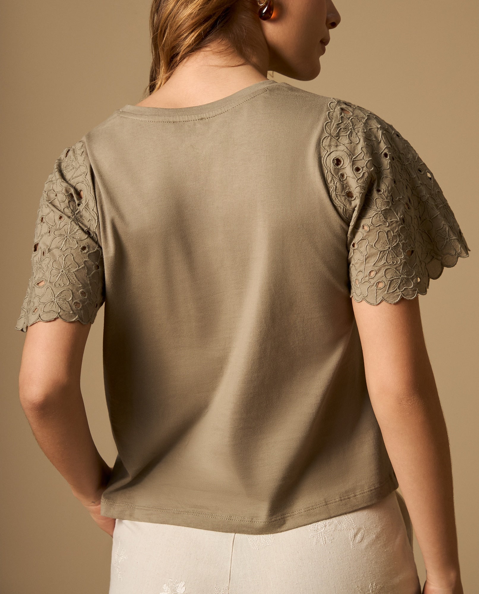 Camiseta con mangas bordadas y detalle en bordes - Verde 34_602H231_VER170230_4