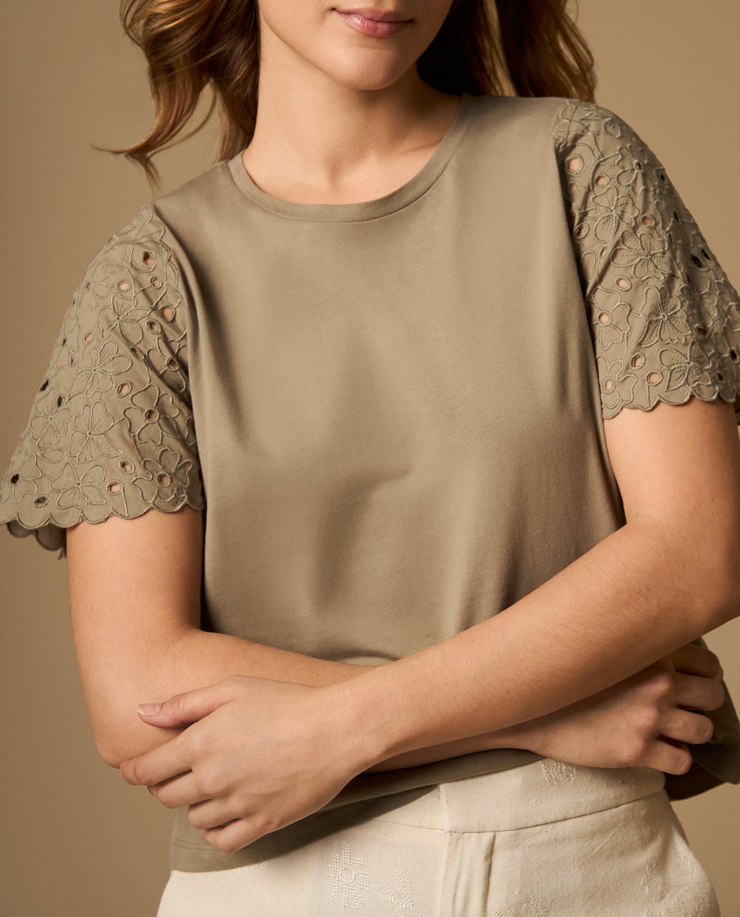 Camiseta con mangas bordadas y detalle en bordes - Verde